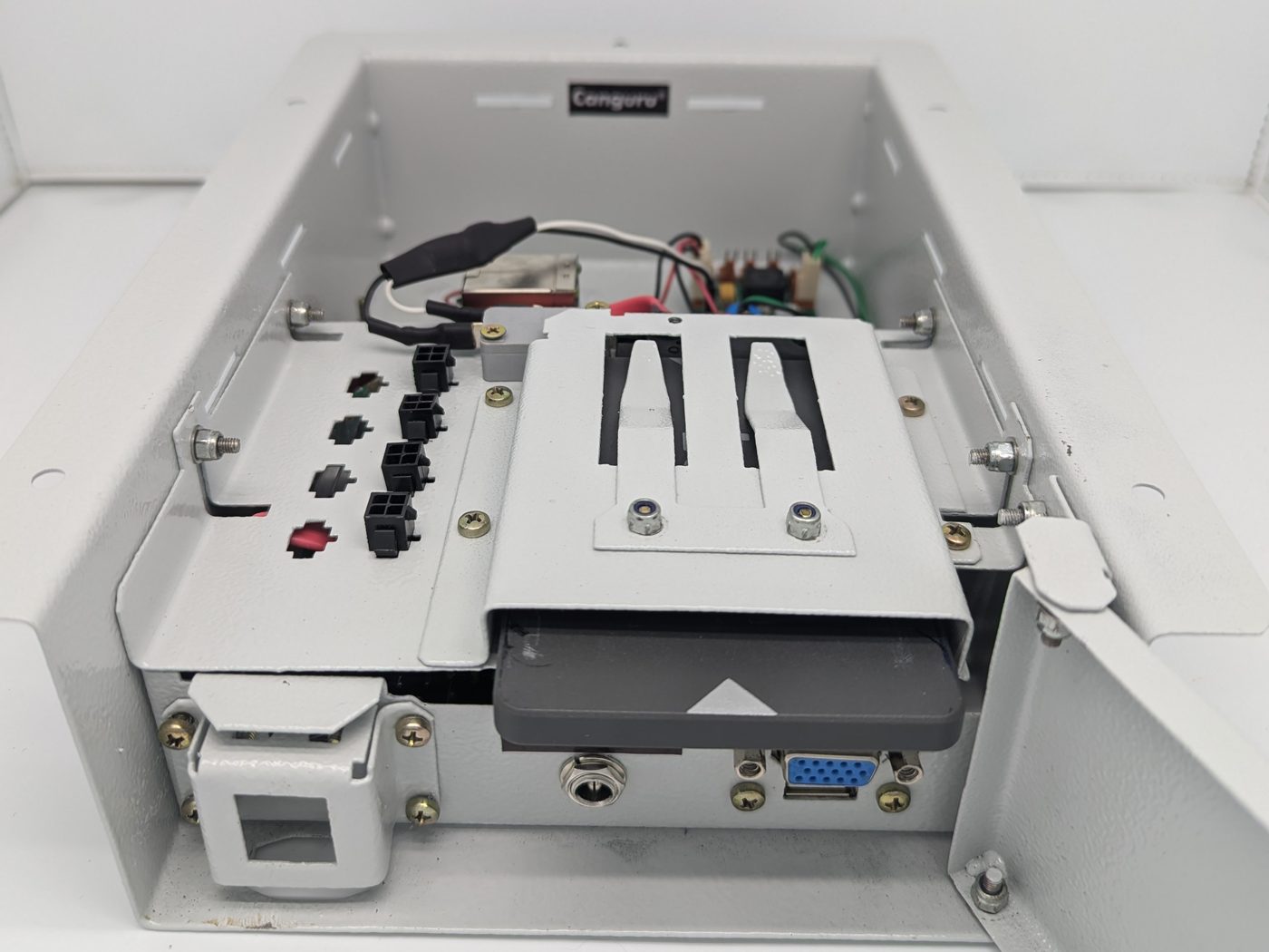 DVR CanguruSmart aberto, mostrando a gaveta de SSD de troca rápida dentro do gabinete metálico